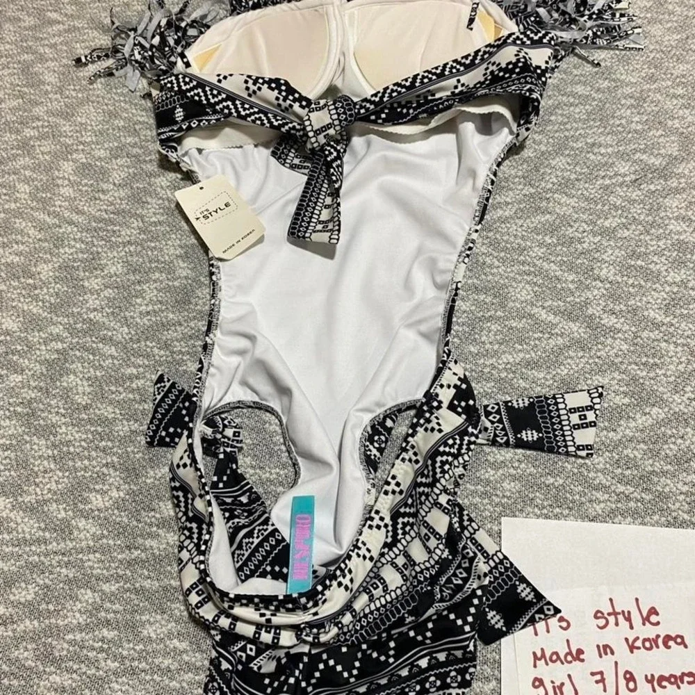 Black/White swimsuit with ruffles. Made Korea 9M=girl 7-8 years‎ old. SKU -A119